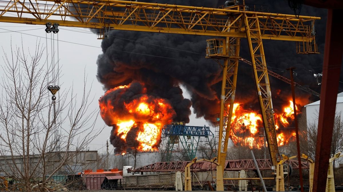 V ruském městě vybuchl sklad paliva. Zaútočily ukrajinské vrtulníky, tvrdí gubernátor